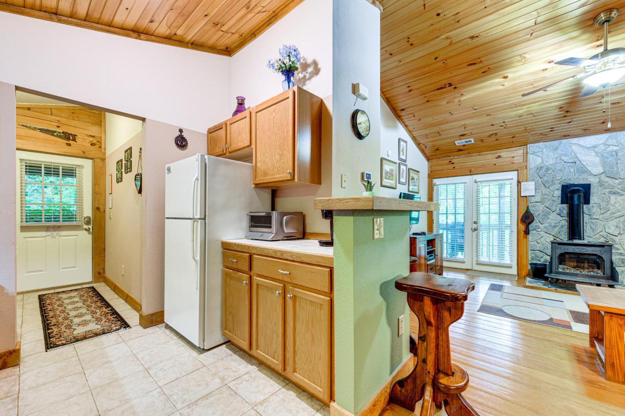 Serene Maggie Valley Retreat With Deck And Hot Tub! Экстерьер фото