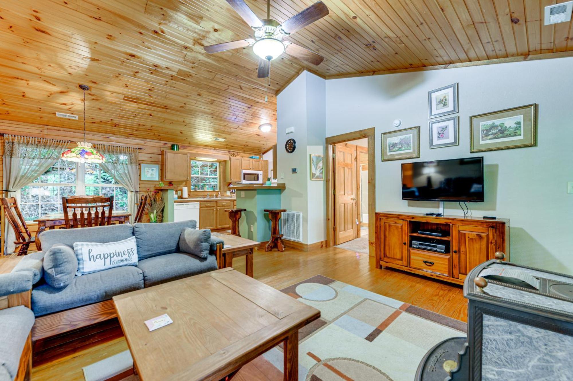 Serene Maggie Valley Retreat With Deck And Hot Tub! Экстерьер фото