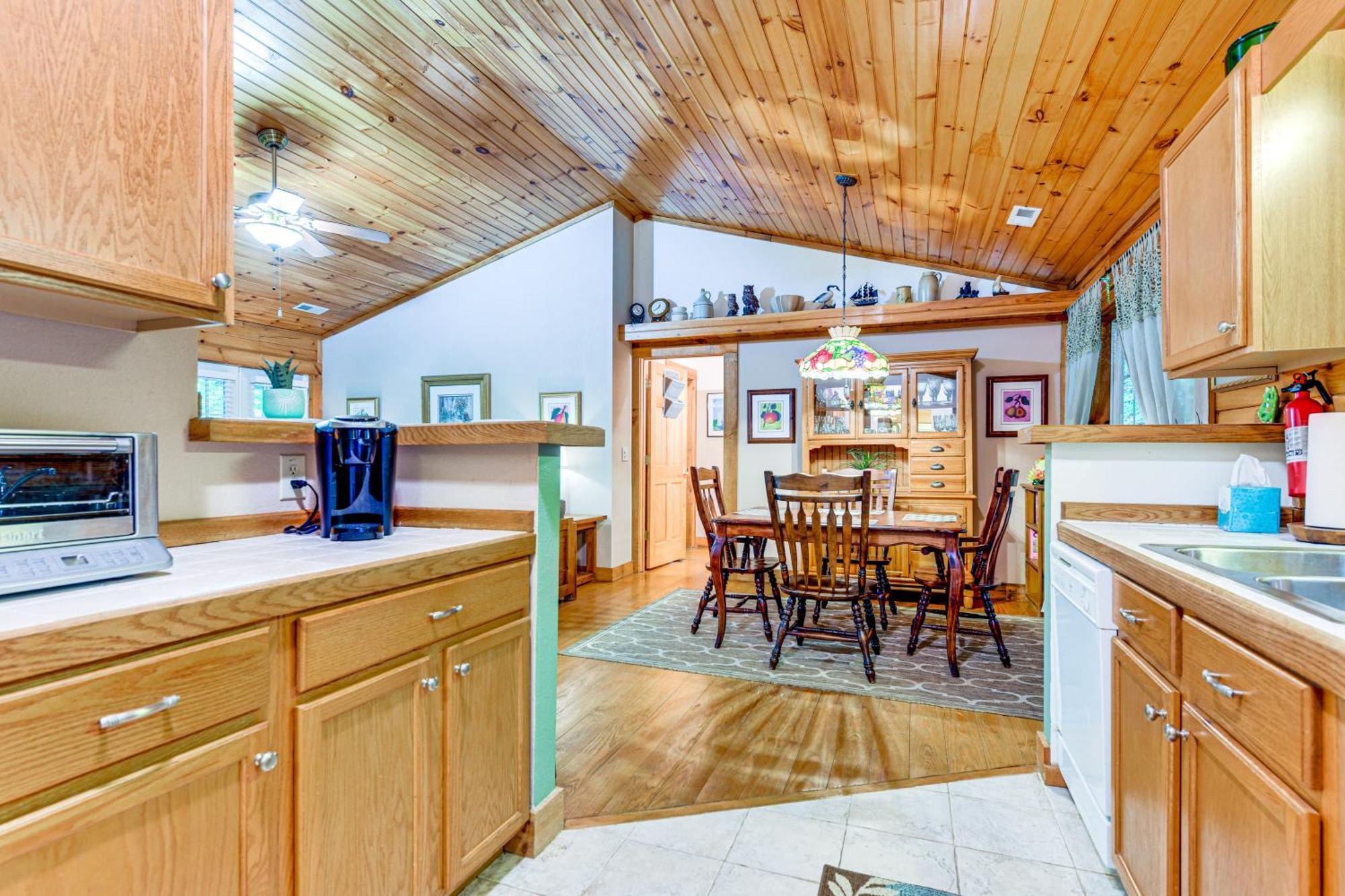 Serene Maggie Valley Retreat With Deck And Hot Tub! Экстерьер фото