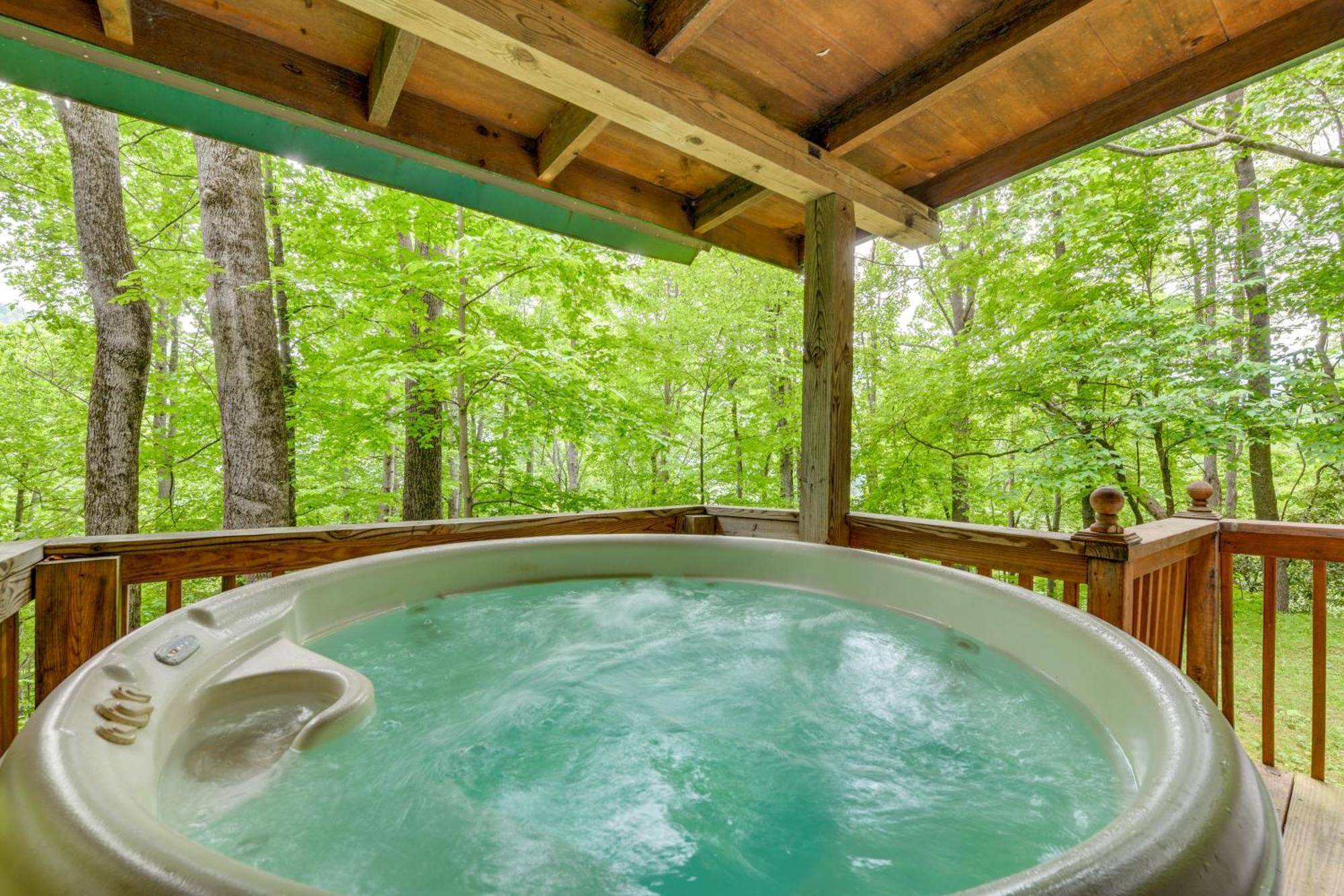 Serene Maggie Valley Retreat With Deck And Hot Tub! Экстерьер фото
